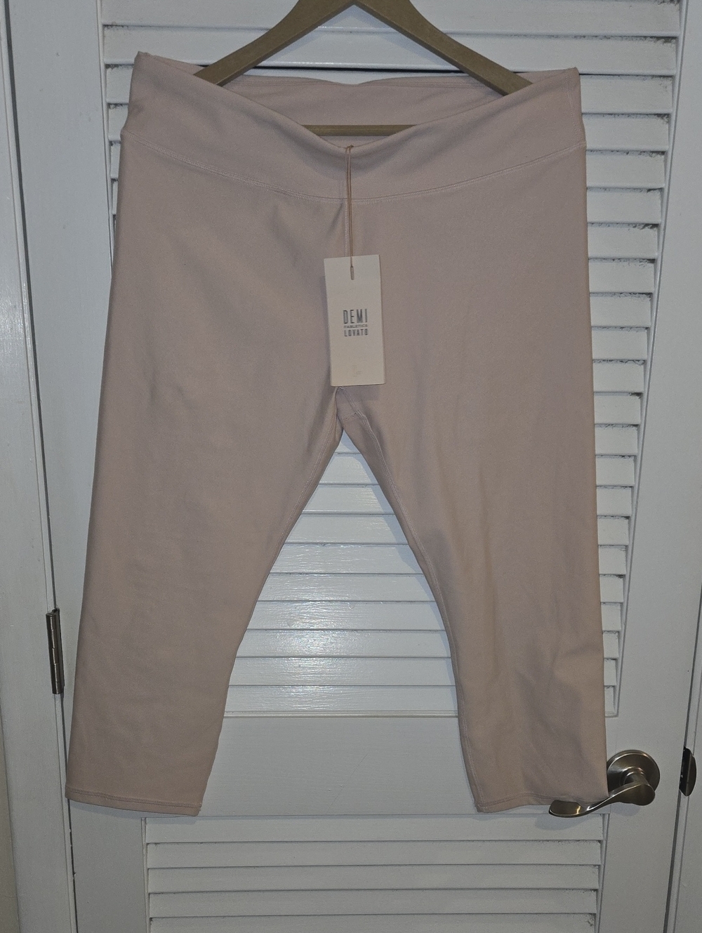 NWT Fabletics Demi Lovato  Light Pink Capri Leggings sz XXL